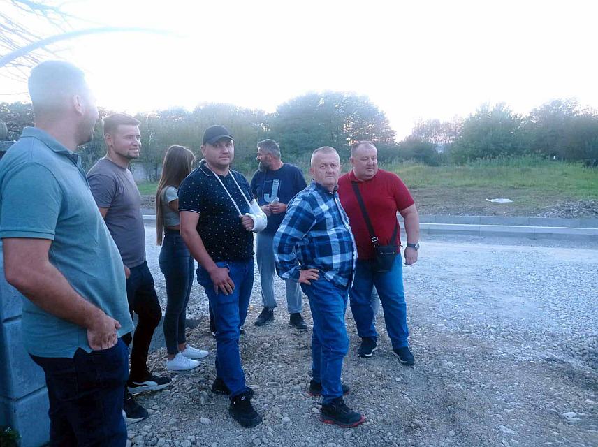 БАЊАЛУКА, 23. СЕПТЕМБРА /СРНА/ - Мјештани бањалучког насеља Чесма окупили су се данас како би изразили незадовољство због пробијања рокова изградње саобраћајнице која траје већ шест мјесеци.
