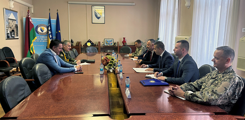 САРАЈЕВО, 24. СЕПТЕМБРА /СРНА/ - Замјеник министра одбране у Савјету министара Александар Гогановић , нерезидентни војни аташе Бјелорусије, са сједиштем у Београду, пуковник Сергеј Лавшук и почасни конзул Бјелорусије у БиХ Недељко Елек.