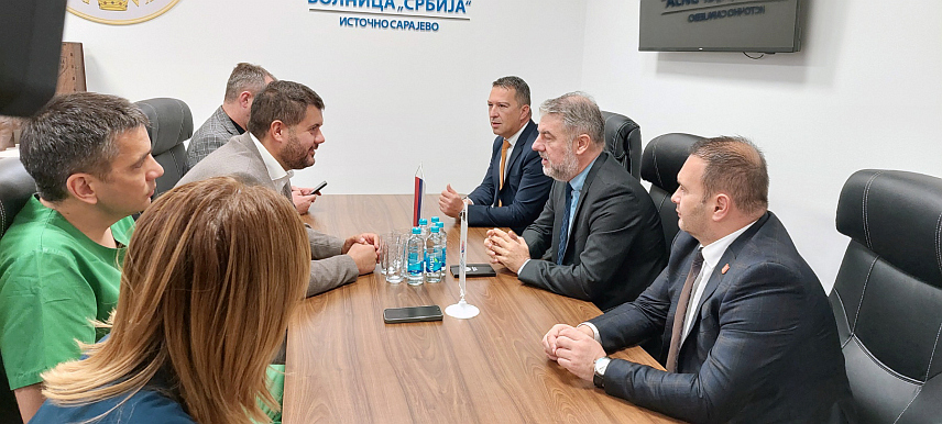 ИСТОЧНО САРАЈЕВО, 24. СЕПТЕМБРА /СРНА/ - Министар здравља и социјалне заштите Републике Српске Ален Шеранић рекао је да се размишља о проширењу капацитета Болнице "Србија" у Источном Сарајеву, јер се указала потреба за још једном операционом салом.