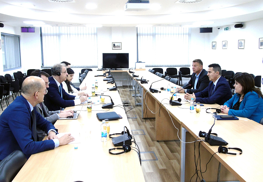 САРАЈЕВО, 24. СЕПТЕМБРА /СРНА/ - Представници Тужилаштва БиХ данас су током разговора о сарадњи тужилаштва у региону замолили главног тужиоца Међународног резидуалног механизма за кривичне судове у Хагу Сержа Брамерца да помогне у даљем процесуирању предмета у којима је из процесних или других разлога дошло до застоја у раду.