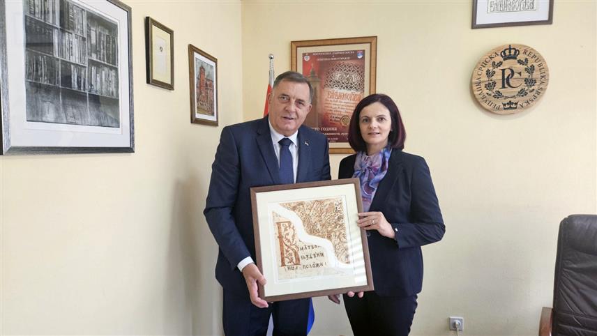 НОВО ГОРАЖДЕ, 24. СЕПТЕМБРА /СРНА/ - Начелник Новог Горажда Мила Петковић уручила је предсједнику Републике Српске Милораду Додику графику Михаила Раките на којој се налазе иницијална слова из књига Горажданске штампарије.