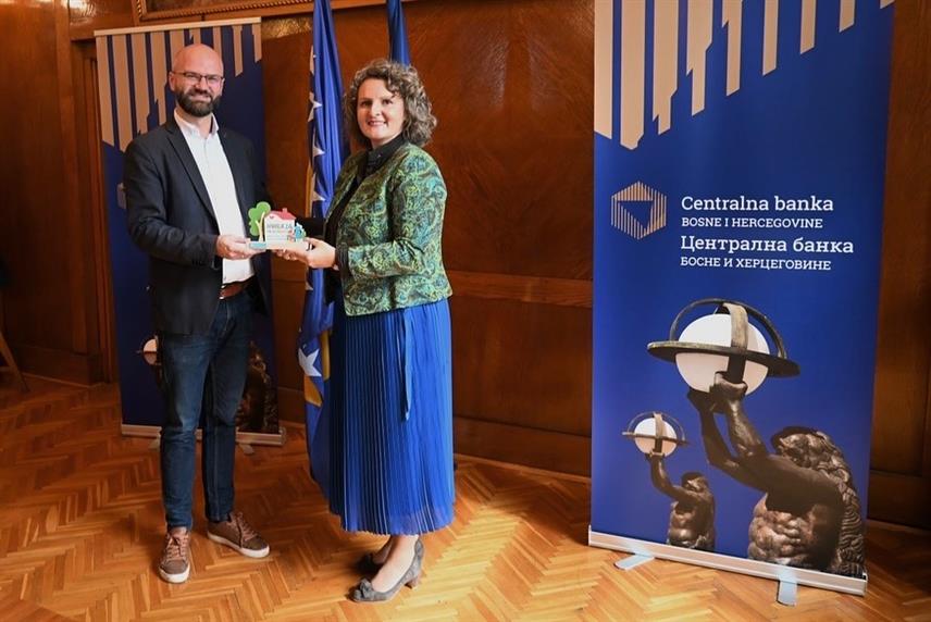 САРАЈЕВО, 24. СЕПТЕМБРА /СРНА/ - Гувернер Централне банке БиХ Јасмина Селимовић и директор СОС Дјечија села БиХ Малик Гарибија потписали су Меморандум о сарадњи на пољу финансијске едукације и инклузије.