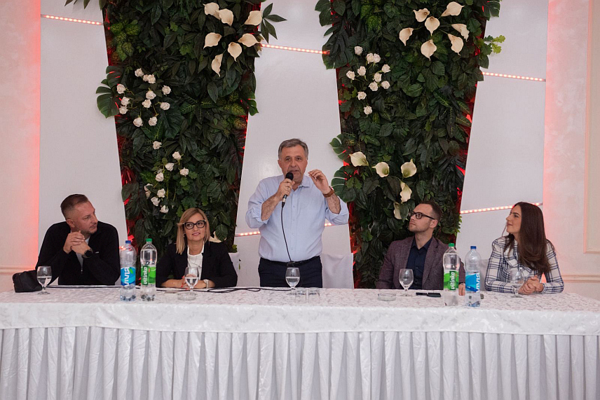 БИЈЕЉИНА, 24. СЕПТЕМБРА /СРНА/ - Кандидат СНСД-а за градоначелника Бијељине Микајло Лазић у обраћању присутнима на скупу у мјесној заједници Дашница.