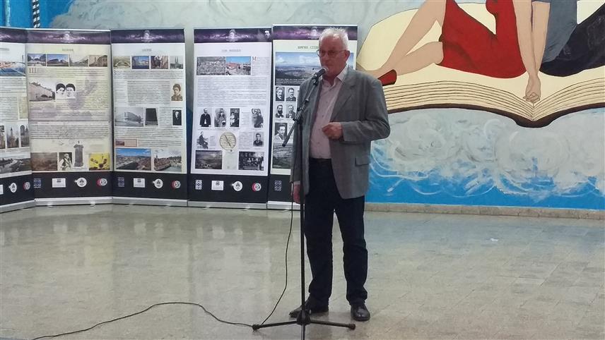 ВЛАСЕНИЦА, 24. СЕПTЕМБРА /СРНА/ - Директор власеничког Средњошколског центра Пајисија Петровић отворио је данас изложбу са банерима, посвећену српском научнику Милеви Марић Ајнштајн.