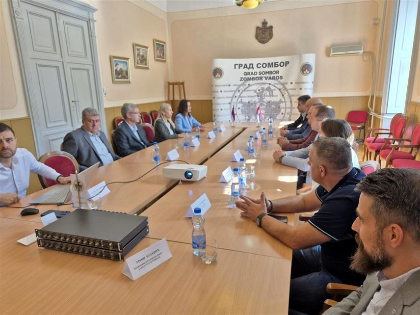 СОМБОР, 24. СЕПТЕМБРА /СРНА/ - Градоначелник Сомбора Антонио Ратковић током састанка са помоћником министра за културу Републике Српске Тањом Ђаковић, који је одржан данас у оквиру манифестације "Дани Српске у Србији".
