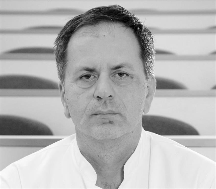 ГРАДИШКА, 24. СЕПTЕМБРА /СРНА/ - Специјалиста опште хирургије и дугогодишњи љекар у Болници Градишка Зоран Азарић преминуо је у 62. години.