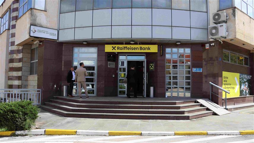 САРАЈЕВО, 24. СЕПТЕМБРА /СРНА/ - Рајфајзен банка у Широком Бријегу свечано је обиљежила завршетак преуређења своје централе у овом граду, а све с циљем побољшања квалитета услуга за клијенте и радних услова за запослене.