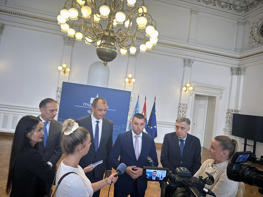 НОВИ САД, 24. СЕПТЕМБРА /СРНА/ – У оквиру "Дана Српске у Србији" у Новом Саду замјеник градоначелника Ђурађ Јакшић са сарадницима уприличио је данас пријем за делегацију Републике Српске, предвођену министром трговине и туризма Денисом Шулићем и шефом Представништва Републике Српске у Србији Млађаном Цицовићем.	

