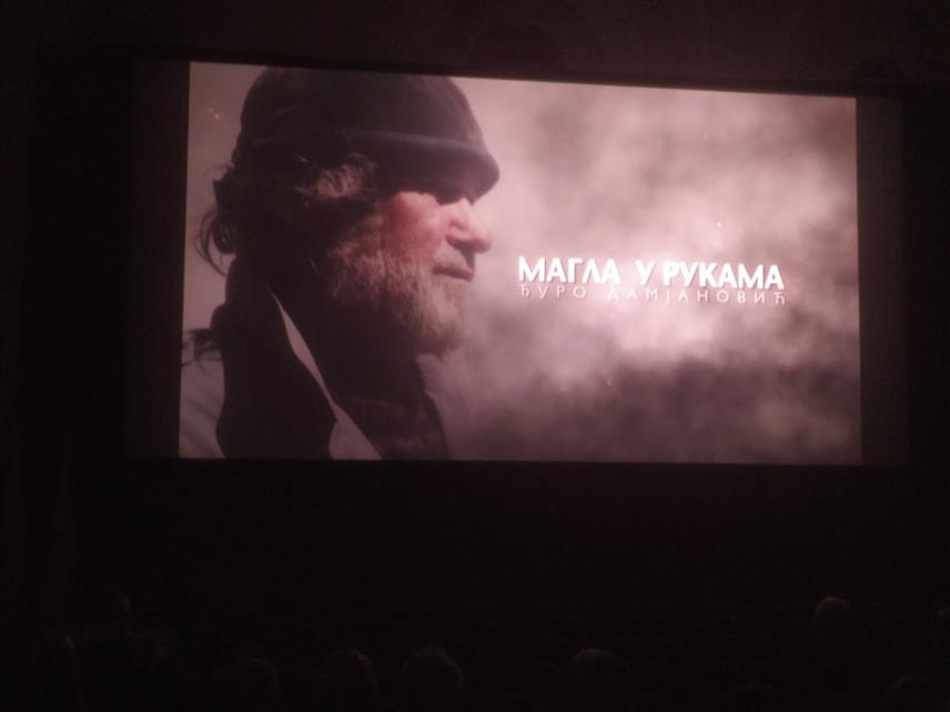 БЕОГРАД, 24. СЕПТЕМБРА /СРНА/ - У Југословенској кинотеци у Београду је у оквиру манифестације "Дани Српске у Србији" премијерно приказан филм "Магла у рукама" о животу и стваралаштву књижевника и бањалучког боема Ђуре Дамјановића, аутора Милане Мајар, његове сестре по крви и по перу.