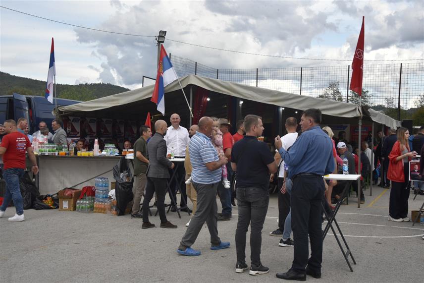 БАЊАЛУКА, 24. СЕПТЕМБРА /СРНА/ - Предизборна трибина Градског одбора СНСД-а у Дебељацима.