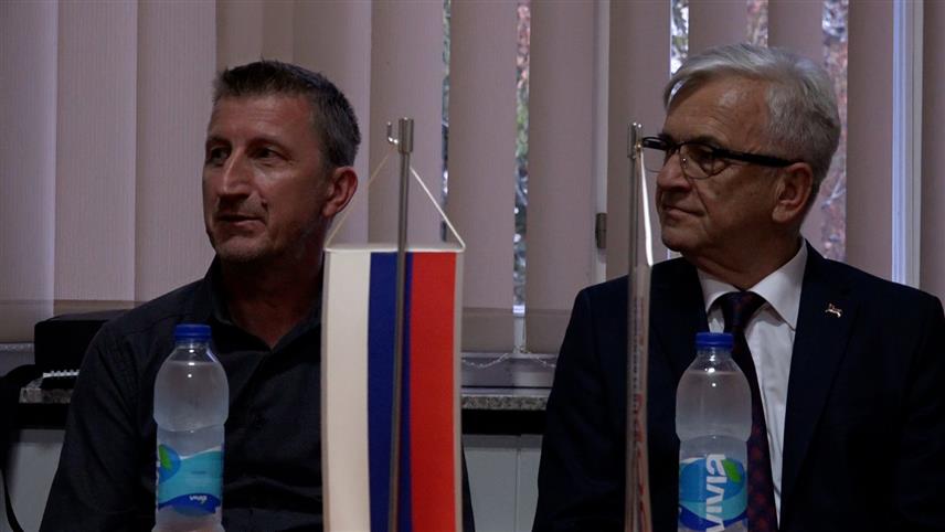 ТЕСЛИЋ, 24. СЕПТЕМБРА /СРНА/ - Предсједник ДЕМОС-а Недељко Чубриловић и кандидат СНСД-а за начелника општине Теслић Недељко Керић.