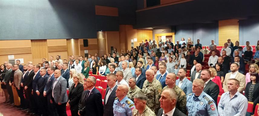 БИЈЕЉИНА, 23. СЕПТЕМБРА /СРНА/ - На Дан града Бијељине одата је почаст погинулим борцима Војске Републике Српске и на свечаној сједници Скупштине града уручена признања заслужнима за развој ове локалне заједнице.