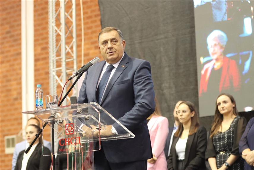 ВИШЕГРАД, 24. СЕПТЕМБРА /СРНА/ - Предсједник СНСД-а Милорад Додик најавио је да ће наставити да ради тако да људи и у будућности имају повјерења у њега, а да ће у Вишеграду бити изграђена зграда за пет брачних парова да би потврдили опредјељење да власт пружа подршку младима, али и наталитету. /Фото - Борислав Здриња/