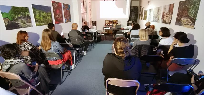 ДОБОЈ, 24. СЕПТЕМБРА /СРНА/ - Вукашин Граовац, колекционар грамофонских плоча из Београда је вечерас одржао предавање о култури грамофонских плоча, организовано у Културном склоништу у Добоју.