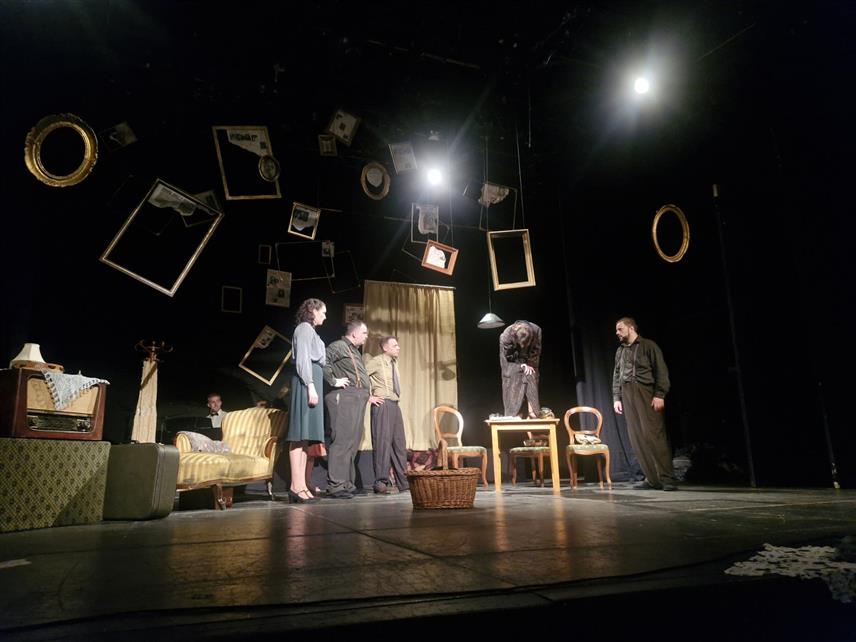 БЕОГРАД , 24. СЕПТЕМБРА /СРНА/ - Градско позориште "Семберија" из Бијељине вечерас је премијерно извело представу "Певање и ћутање Софке Николић" у Народном позоришту Београд, у оквиру манифестације "Дани Српске у Србији".