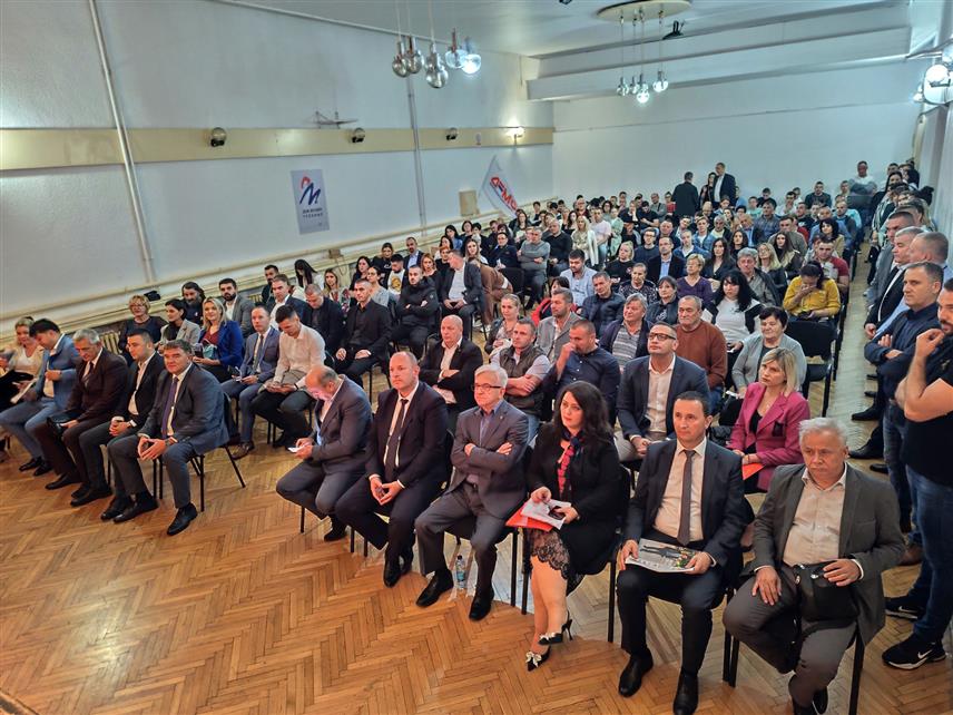 ТРЕБИЊЕ, 24. СЕПТЕМБРА /СРНА/ - Требињски одбор ДЕМОС-а организовао је вечерас предизборну трибину у Требињу са које је поручено да у Скупштии града очекује једног одборника, те да ће се залагати за економску стабилност, образовање, јачање туризма.