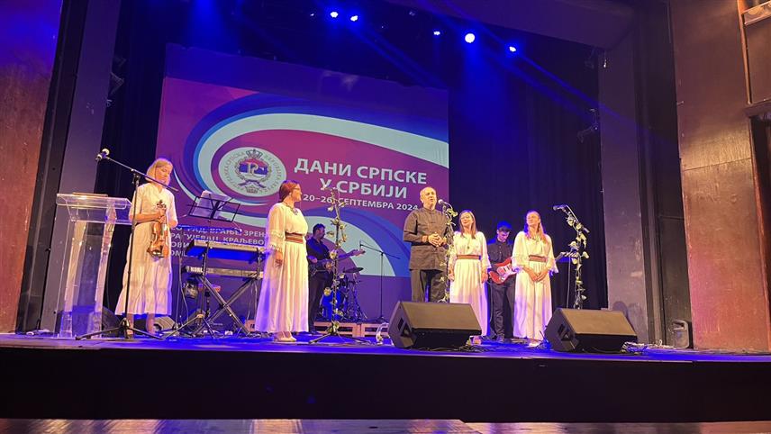 БЕОГРАД/НИШ, 24. СЕПТЕМБРА /СРНА/ - У Народном позоришту у Нишу вечерас се публици богатим репертоаром представила Етно-група "Ива" из Добоја, у оквиру манифестације "Дани Српске у Србији".