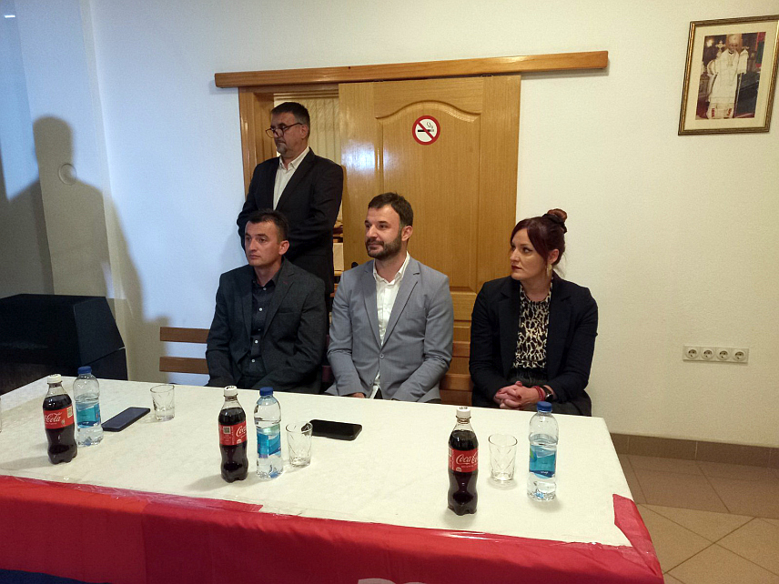 ПРИЈЕДОР, 24. СЕПТЕМБРА / СРНА/- Кандидат СНСД-а за градоначелника Приједора Слободан Јавор присуствовао је вечерас у Петрову предизборној трибини странке.