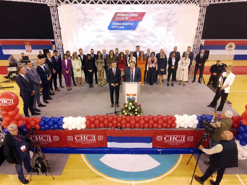 ПАЛЕ, 24. СЕПТЕМБРА /СРНА/ - Предсједник СНСД-а Милорад Додик током обраћања на предизборној трибини СНСД-а у Палама. /Фото - Борислав Здриња/