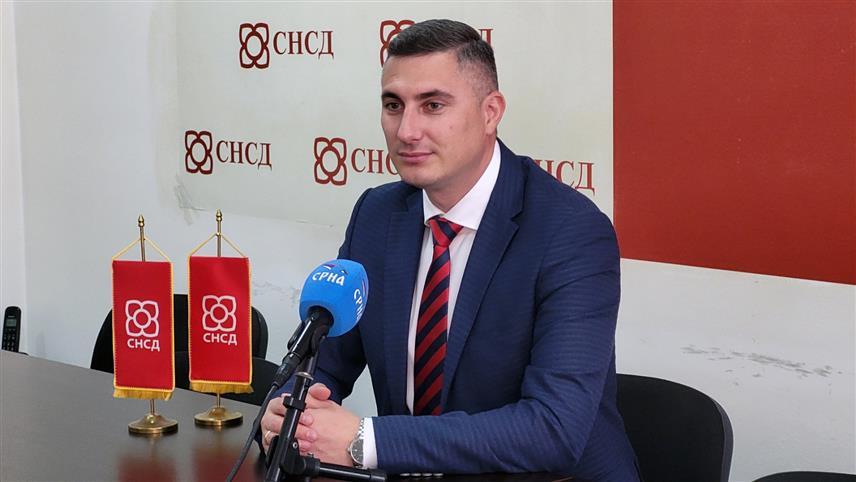 ПАЛЕ, 24. СЕПТЕМБРА /СРНА/ - Кандидат СНСД-а за начелника општине Пале Дамјан Шкипина изјавио је за Срну да грађани треба да дају максималну подршку програму Пале - пријестоница Републике Српске, јер је то за добробит свих становника не само ове локалне заједнице, већ и Источног Сарајева и Сарајевско-романијске регије.
