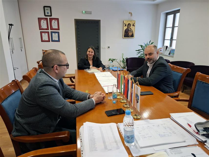 ВИШЕГРАД, 25. СЕПТЕМБРА /СРНА/ - Посланик СНСД-а у Народној скупштини Републике Српске Милица Ијачић истакла је данас приликом посјете Вишеграду да ова општина иде путем развоја и да начелник Младен Ђуревић заслужује сву подршку.