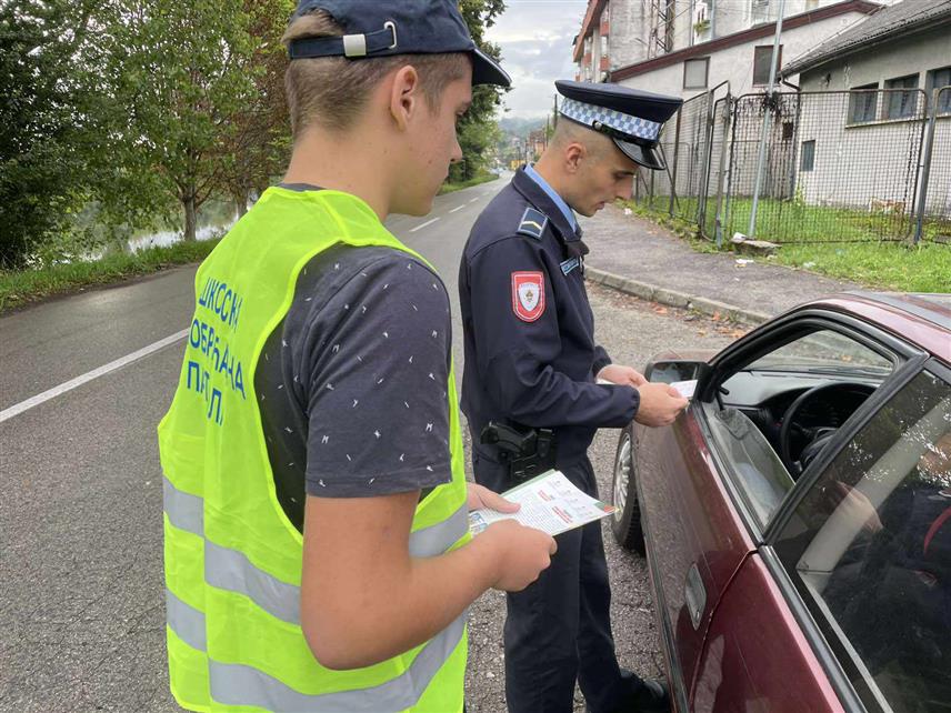 НОВИ ГРАД, 25. СЕПТЕМБРА /СРНА/ - За ученике од првог до петог разреда Основне школе "Вук Караџић" у Новом Граду данас је одржано предавање о безбједном учешћу у саобраћају,чланови школске саобраћајне патроле су дијелили едукативне летке возачима и скренули им пажњу да посебну пажњу обрате у близини школа.