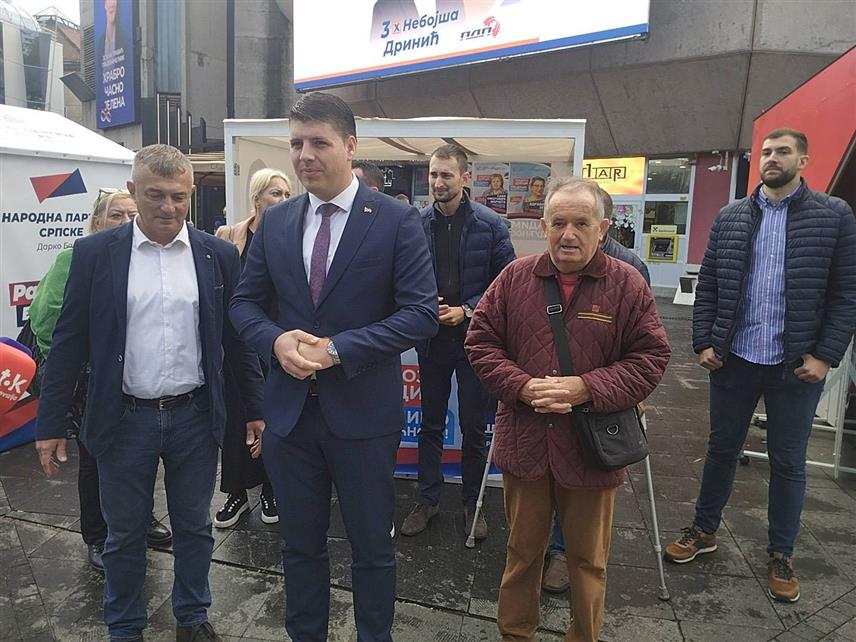 БАЊАЛУКА, 25. СЕПТЕМБРА /СРНА/ - Предсједник Народног демократског покрета /НДП/ Бојан Шапурић рекао је да ће ова партија предложити укидање одборничке накнаде свим одборницима у бањалучкој Скупштини града и да се та средства искористе за обављање приправничког стажа свим свршеним студентима на простору Бањалуке.