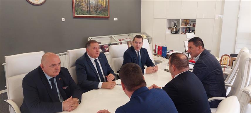 ИСТОЧНО САРАЈЕВО, 25. СЕПТЕМБРА /СРНА/ - У Источном Сарајеву је почео састанак предсједника Републике Српске Милорада Додика и градоначелника Љубише Ћосића.