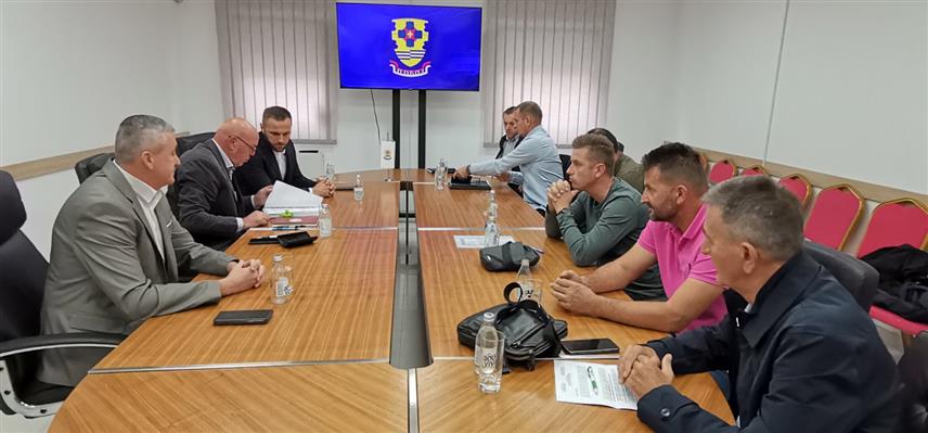 ДОБОЈ, 25. СЕПТЕМБРА /СРНА/ - Представници Градске управе Добој и федералног министарства расељених лица и избјеглица потписали су данас споразум о суфинансирању осам инфраструктурних пројеката у пет добојских повратничких мјесних заједница, чија је укупна вредност око 600.000 КМ.