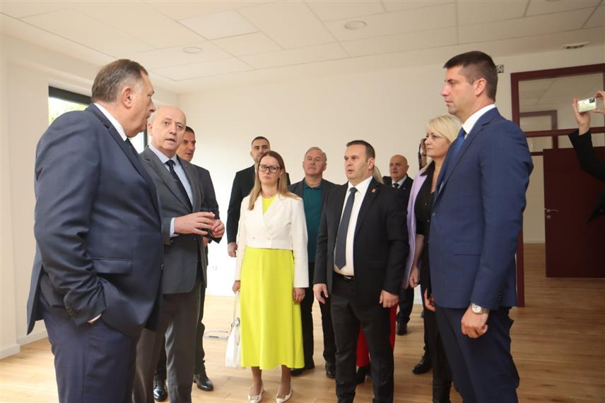 ИСТОЧНО САРАЈЕВО, 25. СЕПТЕМБРА /СРНА/ - Предсједник Републике Српске Милорад Додик и градоначелник Љубиша Ћосић обишли су Ректорат и зграду Музичке академије Универзитета у Источном Сарајеву чија је реконструкција и изградња у току./фото Борислав Здриња/