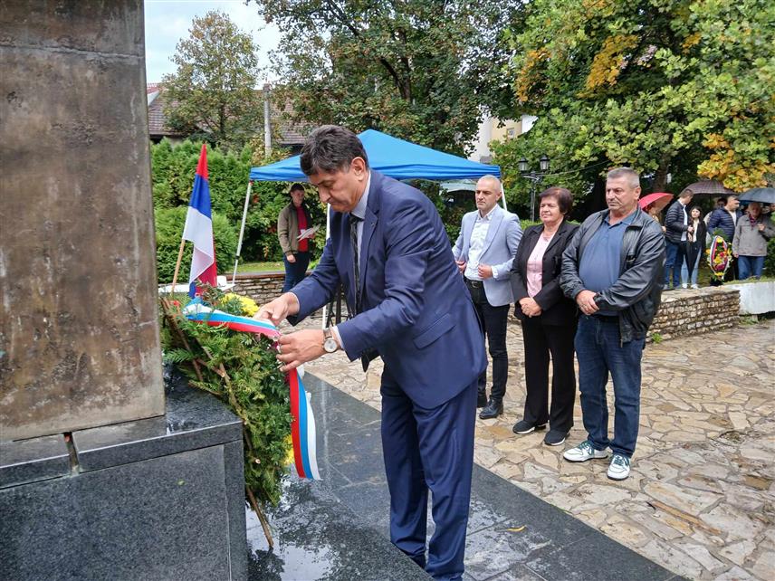 НОВИ ГРАД, 25. СЕПТЕМБРА /СРНА/ – У Новом Граду данас је обиљежен Дан одбране у септембру 1995. године када је Војска Републике Српске успјела да одбије нападе Хрватске војске, а потом и такозване Армије БиХ, уз поруку да је овим великим подвигом одбрањена ова општина, али и западна граница Републике Српске.