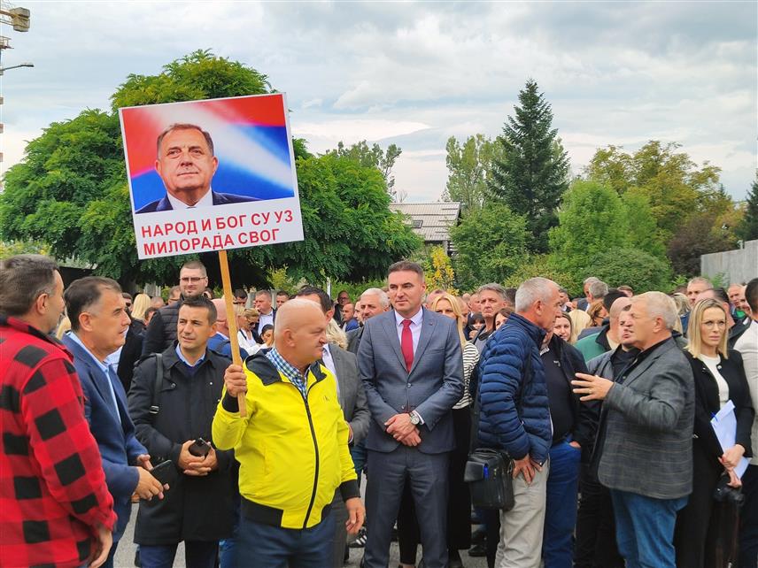 САРАЈЕВО, 25. СЕПТЕМБРА /СРНА/ - Испред Суда БиХ у Сарајеву окупио се велики број грађана који су дошли да пруже подршку предсједнику Републике Српске Милораду Додику и вршиоцу дужности директора "Службеног гласника" Милошу Лукићу, којима се суди у овом суду због "непоштовања одлука Кристијана Шмита".