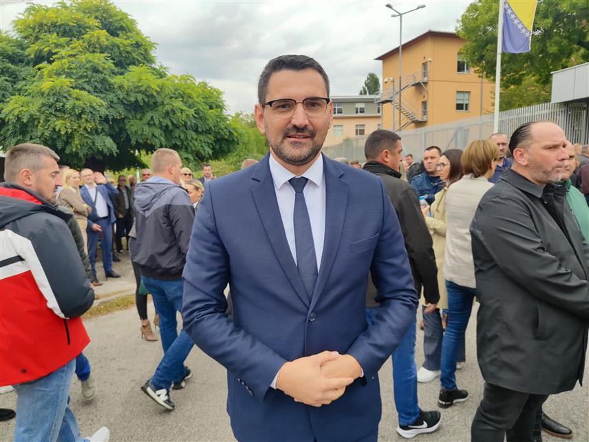 САРАЈЕВО, 25. СЕПТЕМБРА /СРНА/ - Процес који се пред Судом БиХ води против предсједника Републике Српске Милорада ДОдика је политички монтиран с циљем да се Додик уклони са политичке сцене, рекао је Срни министар за европске интеграције и међународну сарадњу Републике Српске Златан Клокић.