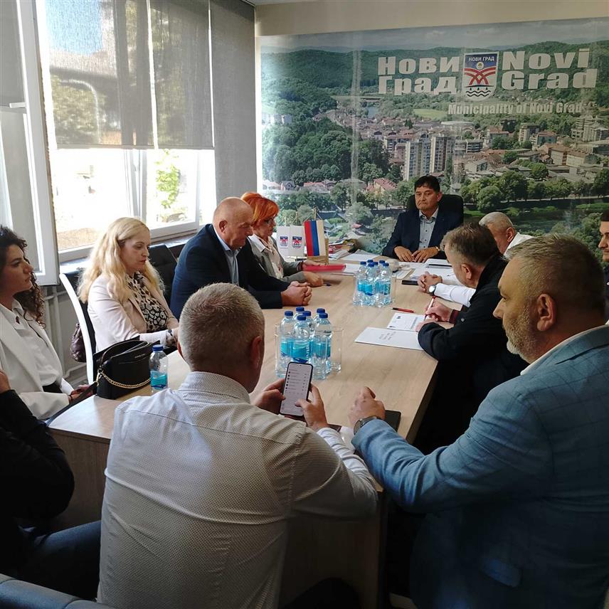 НОВИ ГРАД, 25. СЕПТЕМБРА /СРНА/ - Састанак у вези са званичним почетком геолошких истраживања у доњем току ријеке Уне, ради дефинисања утицаја планираног складишта радиоактивног отпада на локацији Tрговска гора.