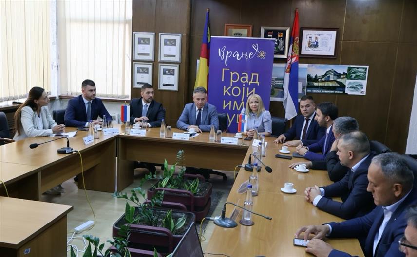 ВРАЊЕ, 25. СЕПТЕМБРА /СРНА/ - Градоначелник Врања Слободан Миленковић поручио је данас на пријему за делегацију Републике Српске, која у том граду борави поводом манифестације "Дани Српске у Србији", да је ова манифестација лијепа традиција која се наставља и додатно спаја српски народ.