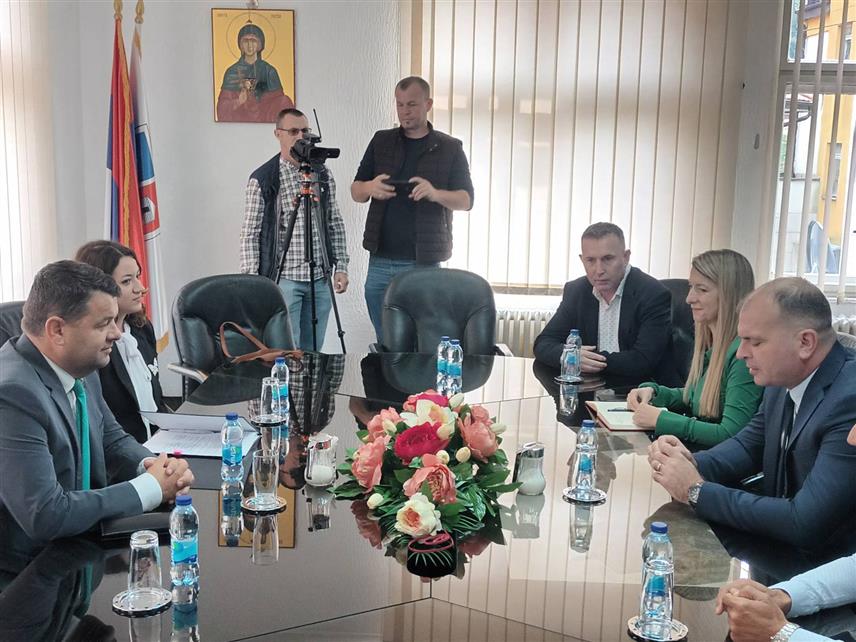 ЗВОРНИК, 25. СЕПТЕМБРА /СРНА/ - У Зворнику је потписан уговор за пројекат асфалтирања локалног пута Кула Град-Султановићи вриједан 50.000 КМ, који се реализује по јавном позиву за обнову и изградњу комуналне, социјалне инфраструктуре и електрификације Министарства за људска права за избјеглице у Савету министара.