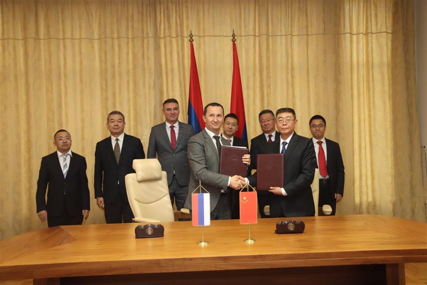 	ИСТОЧНО САРАЈЕВО, 25. СЕПТЕМБРА /СРНА/ - Градоначелник Требиња Мирко Ћурић и предсједник Канцеларије за инострану сарадњу кинеске провинције Гансу Лу Јунџао потписали су данас у Источном Сарајеву писмо намјере о будућој сарадњи Требиња и кинеског града Дунхуанга, посебно на плану туризма, енергије и инфраструктуре./фото Борислав Здриња/