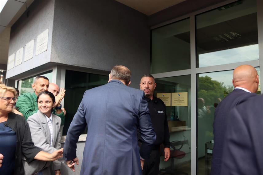 САРАЈЕВО, 25. СЕПТЕМБРА /СРНА/ - Предсједник Републике Српске Милорад Додик стигао је у Суд БиХ у Сарајеву, гдје је заказан нови претрес због непоштовања одлука Кристијана Шмита. /ФОТО: Борислав Здриња/
