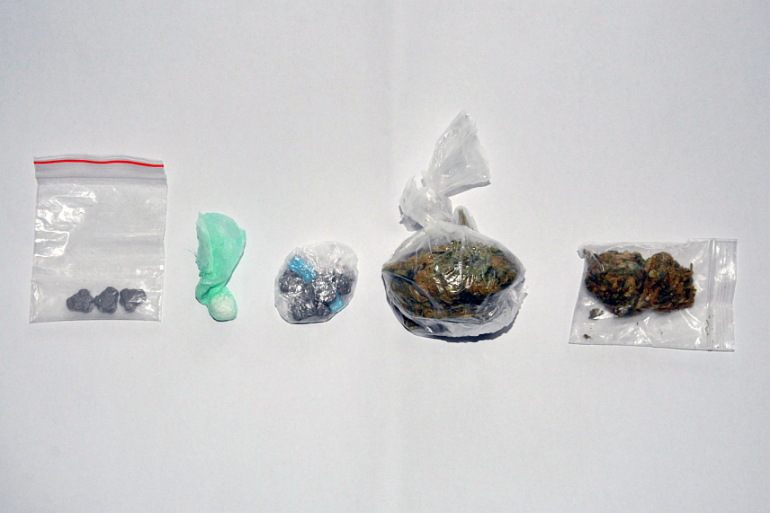 БАЊАЛУКА, 25. СЕПТЕМБРА /СРНА/ - Полиција је у Котор Варошу ухапсили лице из тог града чији су иницијали Н.Т. осумњиченог за омогућавање уживања дроге и одузета десет таблета "екстазија", 12,5 грама марихуане, те одређена количина спида.