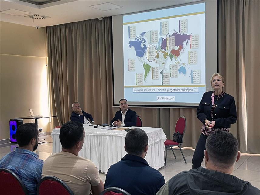 БИЈЕЉИНА, 25. СЕПТЕМБРА /СРНА/ - Министарство пољопривреде, шумарства и водопривреде Републике Српске и Ветеринарски иститут "Др Васо Бутозан" све чине да едукују људе како би афлатоксин у млијеку био на најмањем нивоу, рекао је помоћник министра за ветеринарство Негослав Лукић.