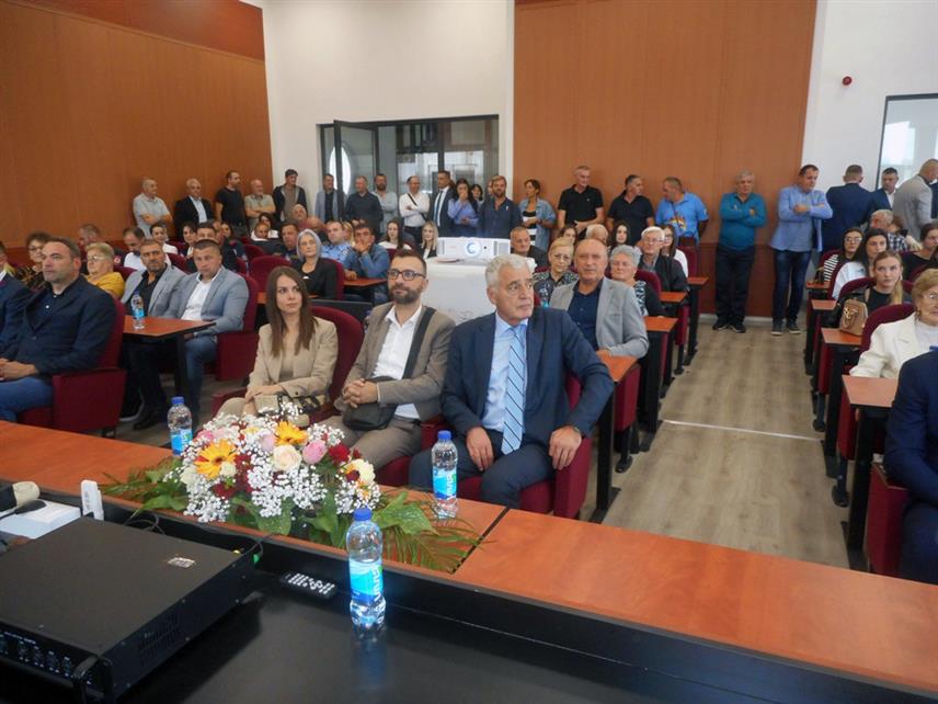 БРАТУНАЦ, 25. СЕПТЕМБРА /СРНА/ - Дан општине Братунац обиљежен је данас свечаном сједницом Скупштине општине на којој су додијељени награде и признања појединцима и колективима заслужним за развој и афирмацију ове локалне заједнице.