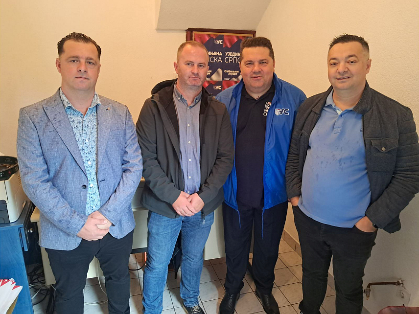 КОТОР ВАРОШ, 25. СЕПТЕМБРА /СРНА/ - Предсједник Уједињене Српске /УС/ Ненад Стевандић, кандидат СНСД-а за начелника општине Котор Варош Ненад Пезеровић и предсједник Општинског одбора Уједињене Српске Владан Ђекановић.