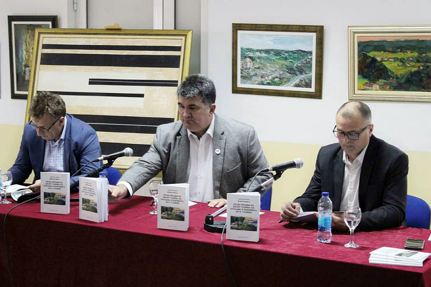 ЛОПАРЕ, 25. СЕПТЕМБРА /СРНА/ - У Лопарама је данас промовисана монографија "/Под/сјећање на 10 година од поплава и клизишта", која свједочи о природној катастрофи у којој су активирана клизишта на више од 1.500 локација у овој локалној заједници.