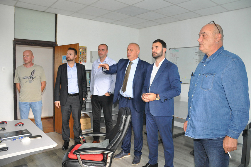 ПРИЈЕДОР, 25. СЕПТЕМБРА /СРНА/ - Градоначелник Приједора Слободан Јавор током посјете предузећу "Водовод" и разговора са директором тог предузећа Драгославом Кабићем.