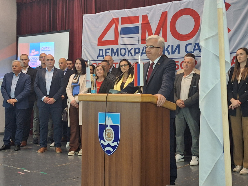 ФОЧА, 25. СЕПТЕМБРА /СРНА/ - Предсједник ДЕМОС-а Недељко Чубриловић у обраћању присутнима на централној трибини те странке у Фочи.