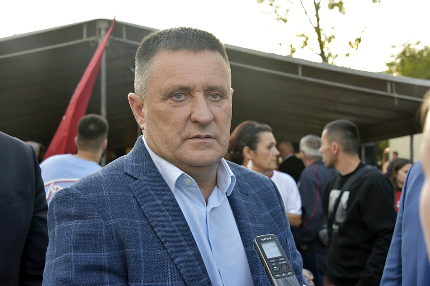 БАЊАЛУКА, 25. СЕПТЕМБРА /СРНА/ - Носилац листе СНСД-а за Скупштину града Владо Ђајић присуствовао је предизборним трибинама у бањалучким насељима Мотике и Ада.