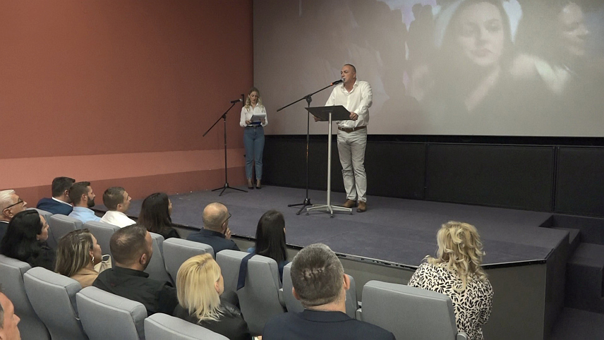 ПРИЈЕДОР, 25. СЕПТЕМБРА /СРНА/ - Кандидат за одборника Народне партије Српске /НПС/ у Скупштини града Приједора Данијел Кусоњић у обраћању присутнима на предизборном скупу те странке у Приједору.