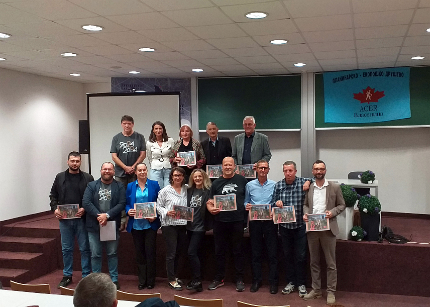ВЛАСЕНИЦА, 25. СЕПTЕМБРА /СРНА/ - Планинарско-еколошко друштво "Ацер" из Власенице прославило је данас 20 година постојања, а могу се похвалити са око 1.000 планинарских акција на бројним континентима, који су сан многих друштава.