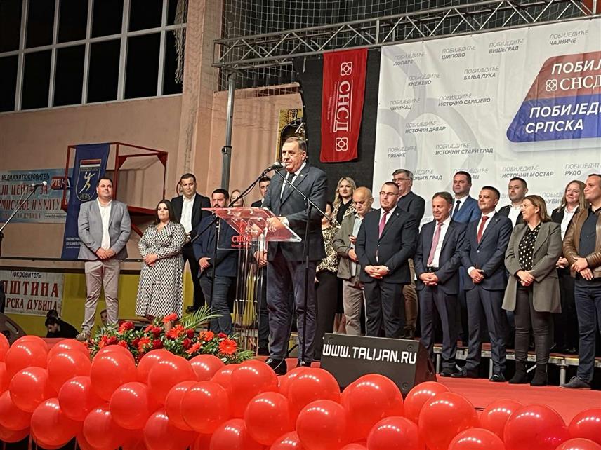 КОЗАРСКА ДУБИЦА, 25. СЕПТЕМБРА /СРНА/ - Лидер СНСД-а Милорад Додик у обраћању присутнима на предизборном скупу те странке у Козарској Дубици.