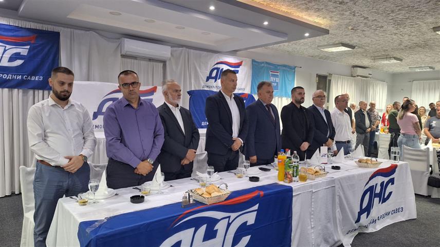 ГРАДИШКА, 25. СЕПТЕМБРА /СРНА/ - Предсједник ДНС-а Ненад Нешић рекао је да ће ова странка наставити да са коалиционим партнерима развија Градишку како би од ње направили регионални центар.